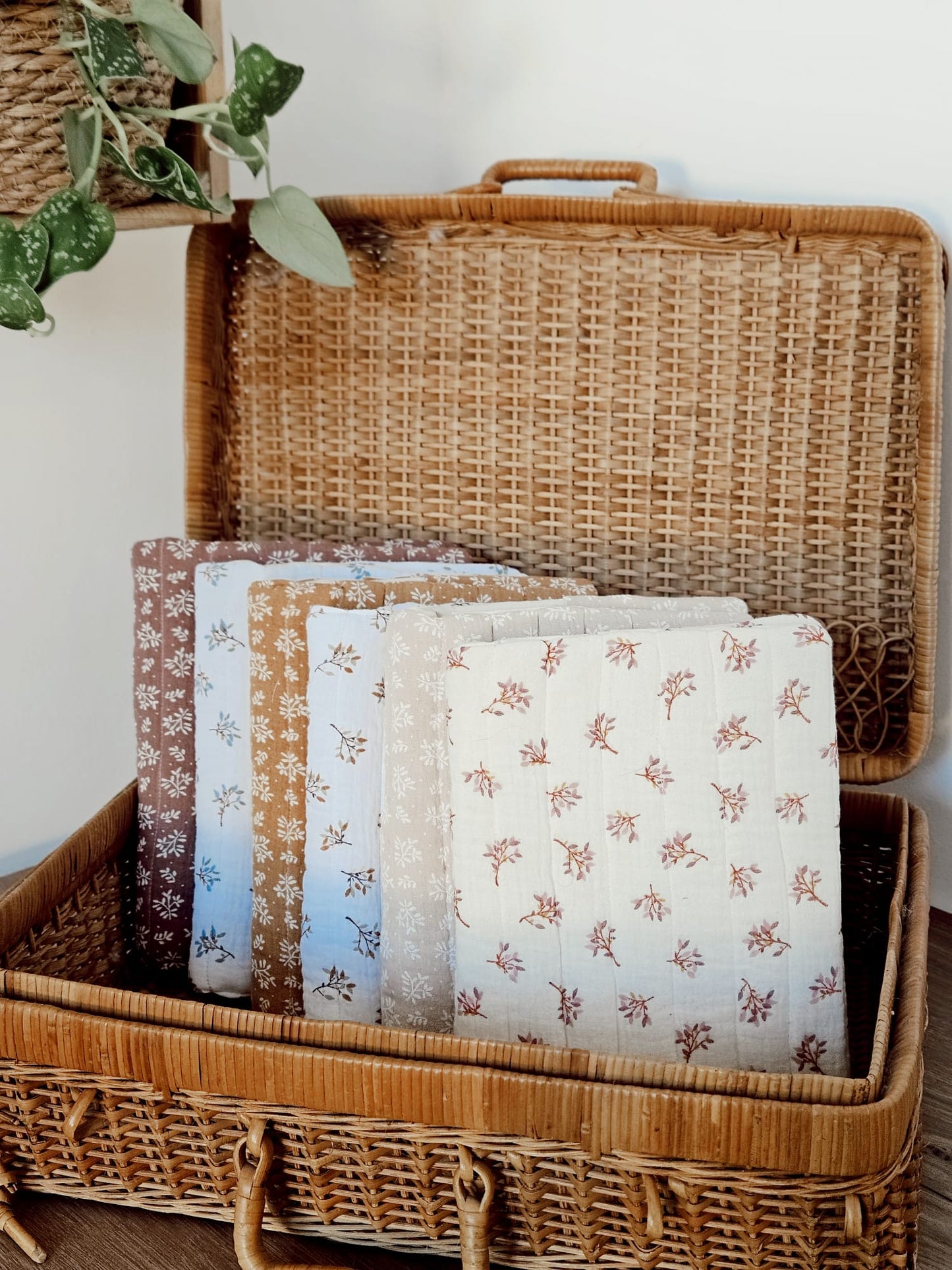 Protège Carnet de Santé Jeanne Personnalisable (Gaze de coton fleuri)