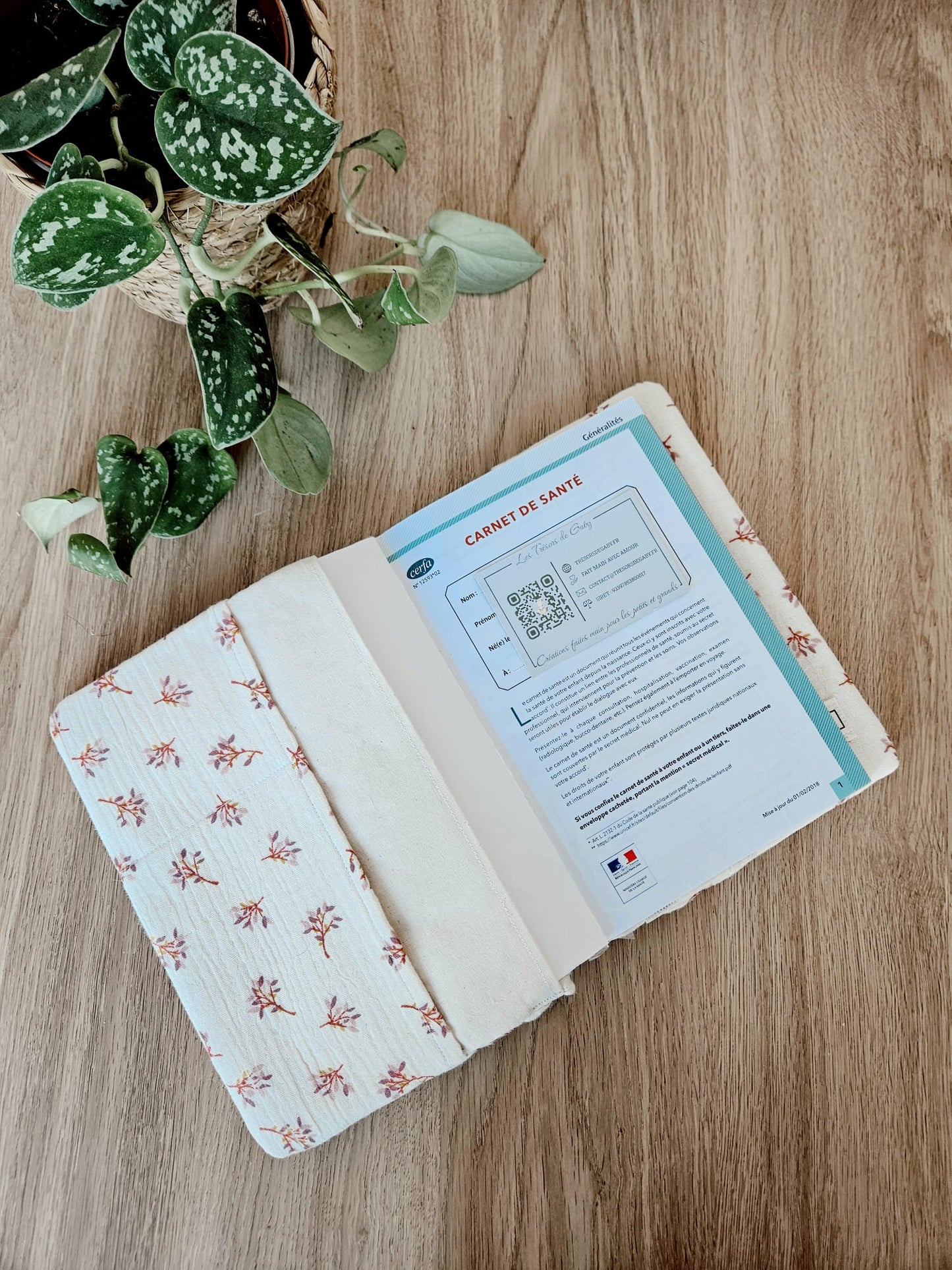 Protège Carnet de Santé Jeanne Personnalisable (Gaze de coton fleuri)