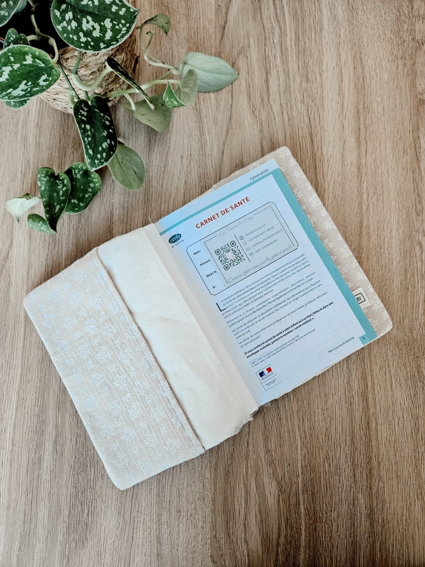 Protège Carnet de Santé Jeanne Personnalisable (Gaze de coton fleuri)
