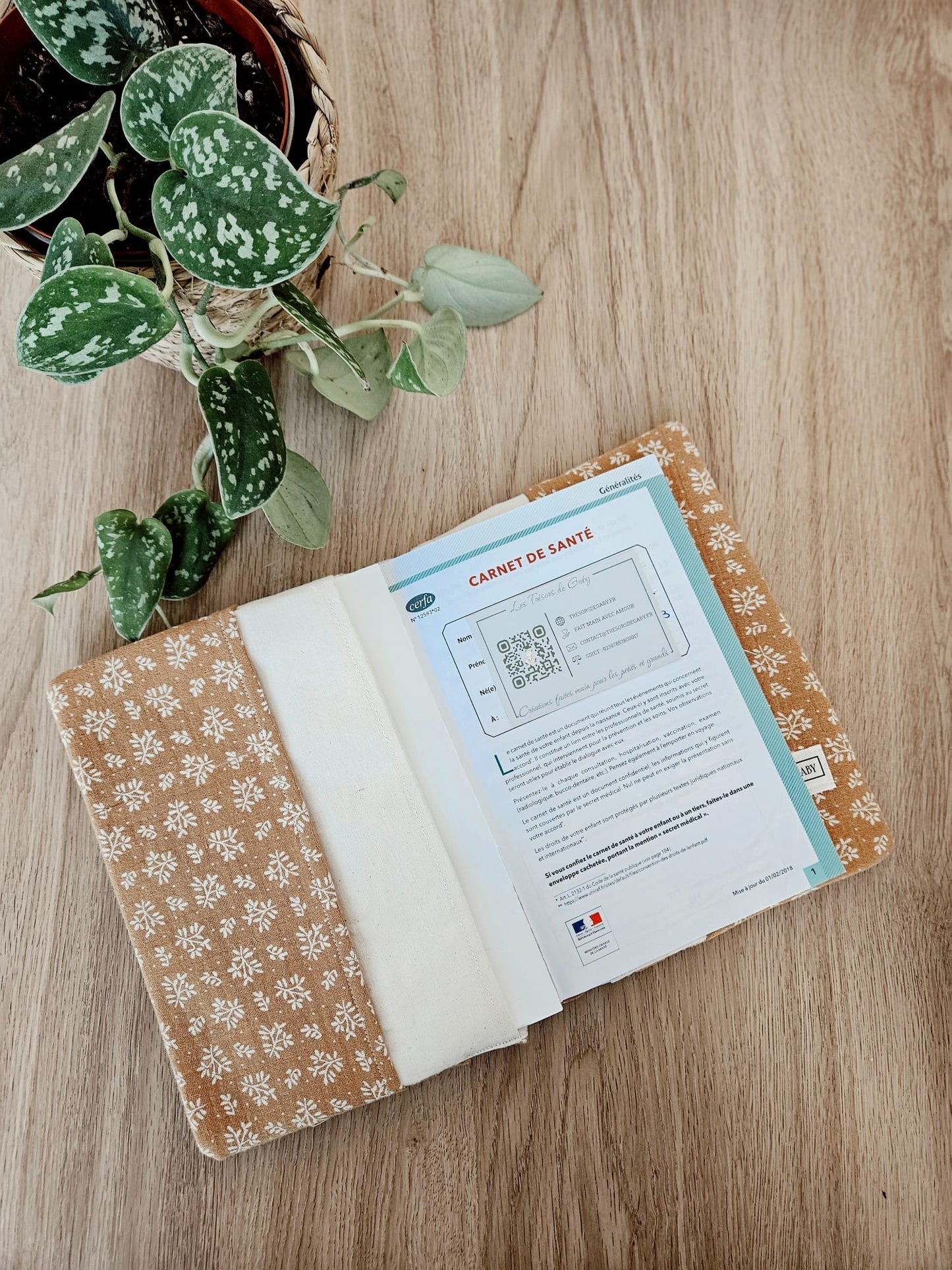 Protège Carnet de Santé Jeanne Personnalisable (Gaze de coton fleuri)