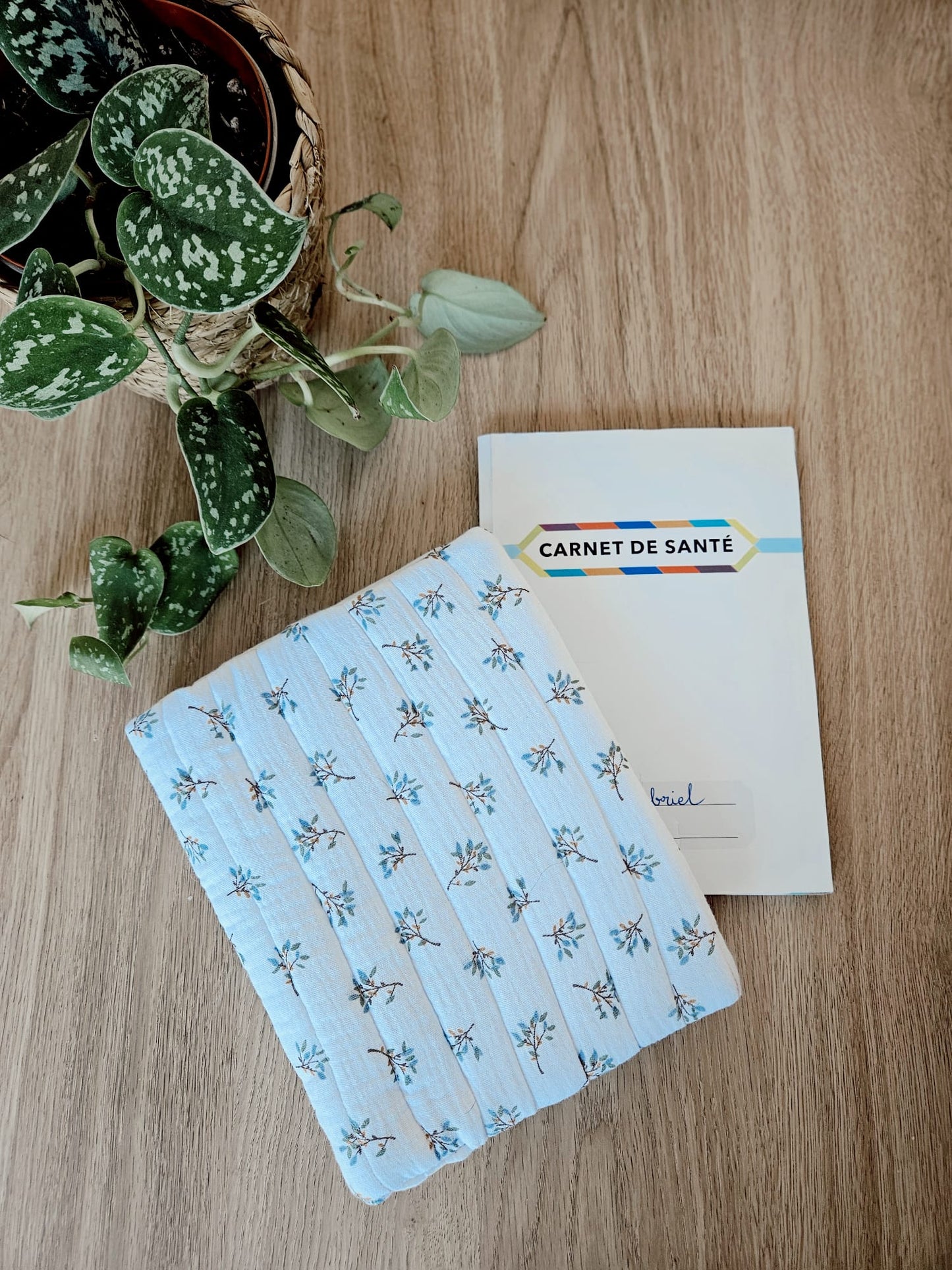 Protège Carnet de Santé Jeanne Personnalisable (Gaze de coton fleuri)