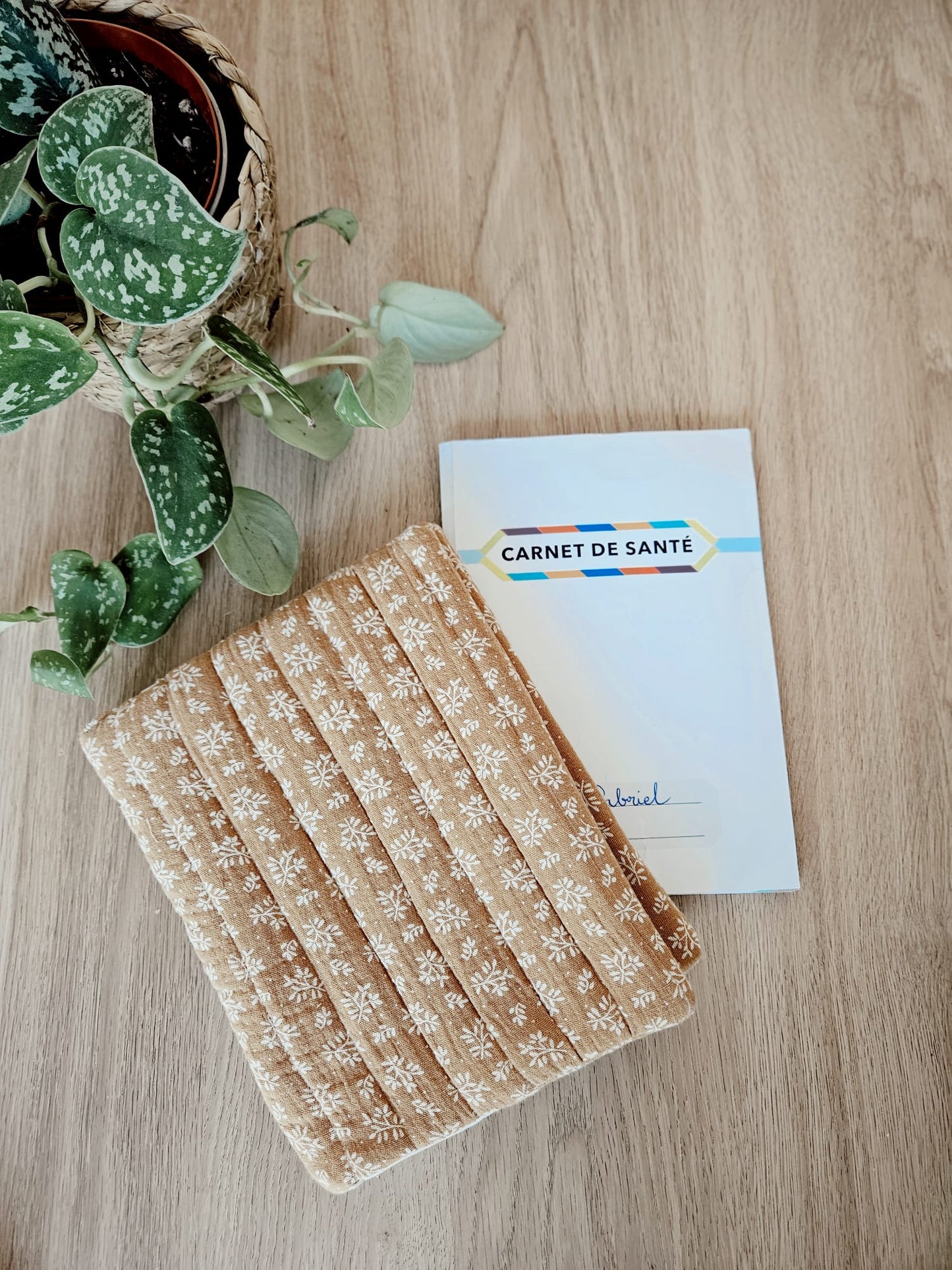Protège Carnet de Santé Jeanne Personnalisable (Gaze de coton fleuri)