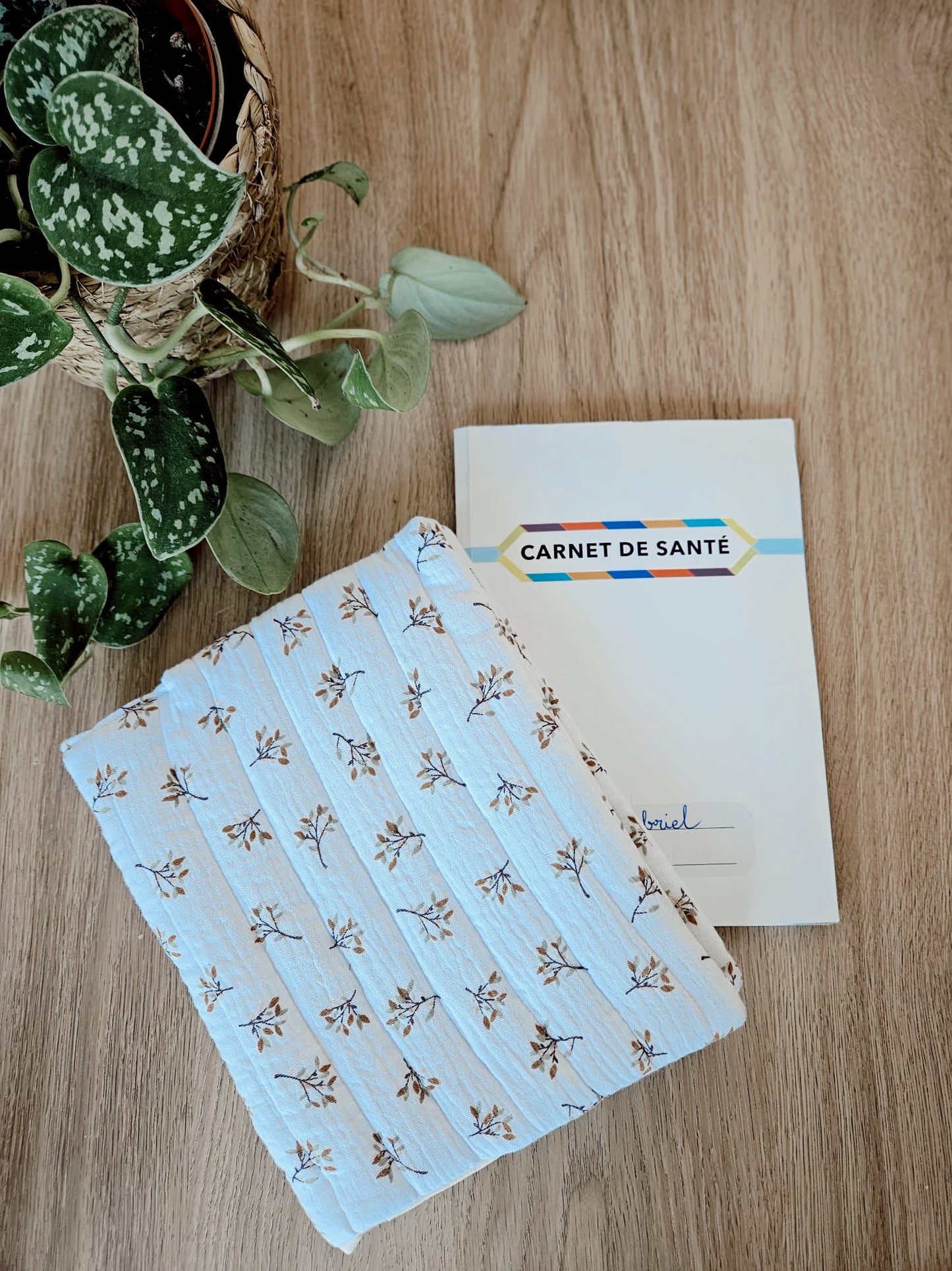 Protège Carnet de Santé Jeanne Personnalisable (Gaze de coton fleuri)