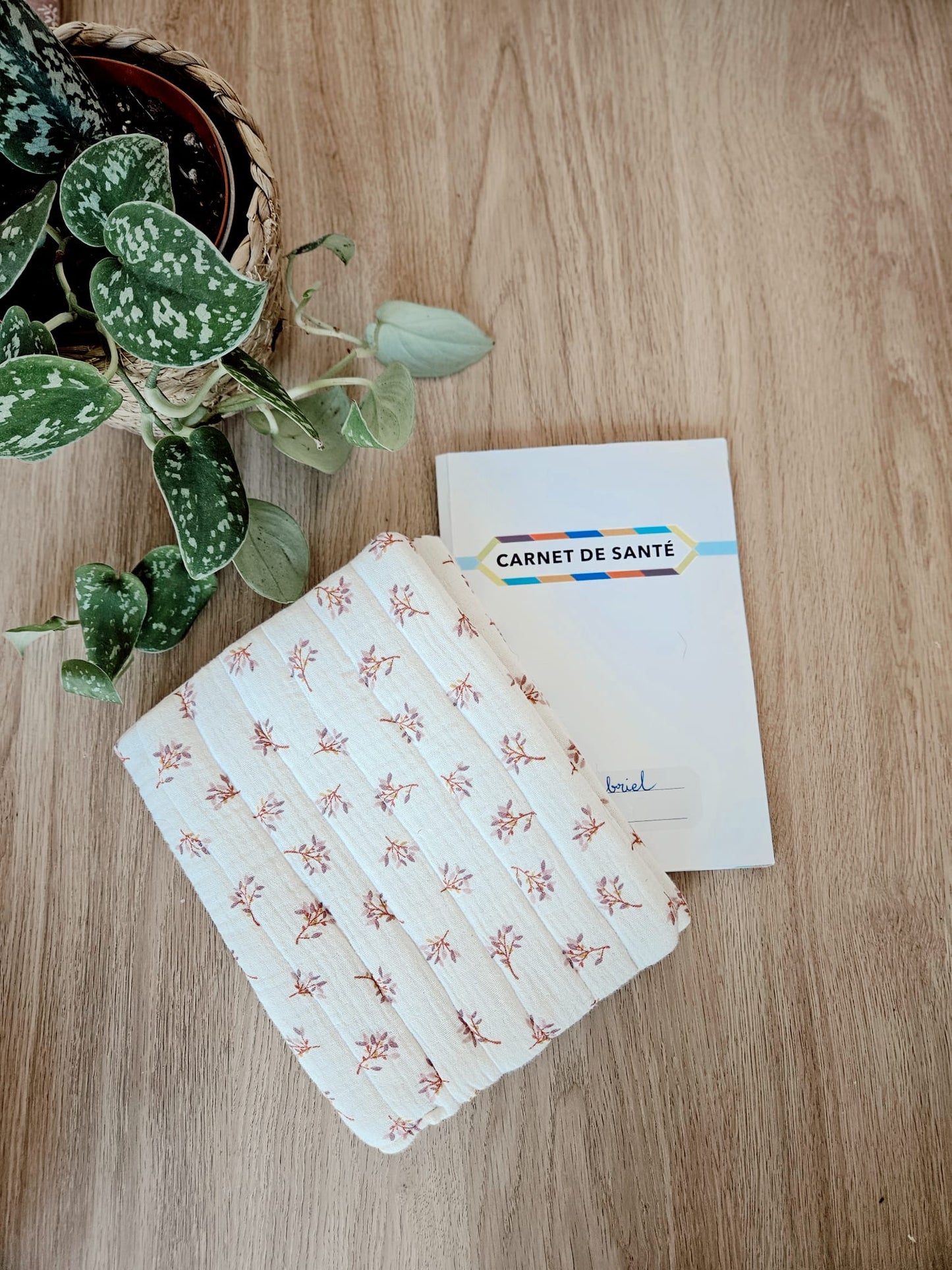 Protège Carnet de Santé Jeanne Personnalisable (Gaze de coton fleuri)