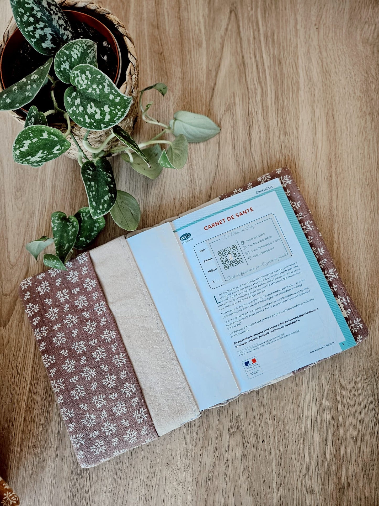 Protège Carnet de Santé Jeanne Personnalisable (Gaze de coton fleuri)